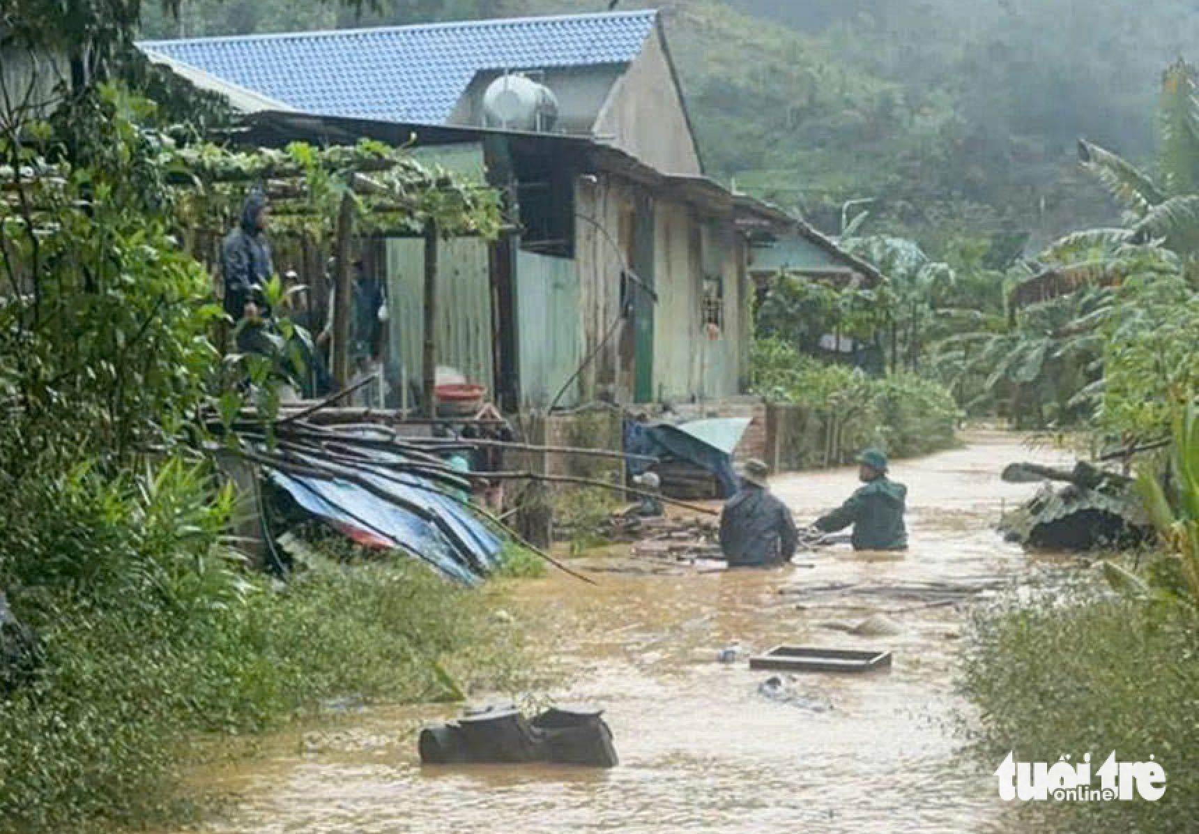 10月28日上午洪水:Thu Bồn河、Vu Gia河洪水缓慢下降,许多地区仍深陷淹没